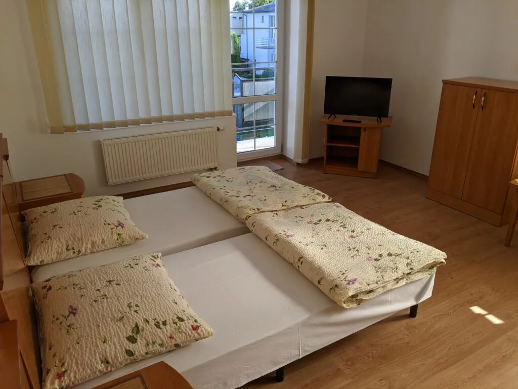 Pokój dwuosobowy z balkonem na drugim piętrze.