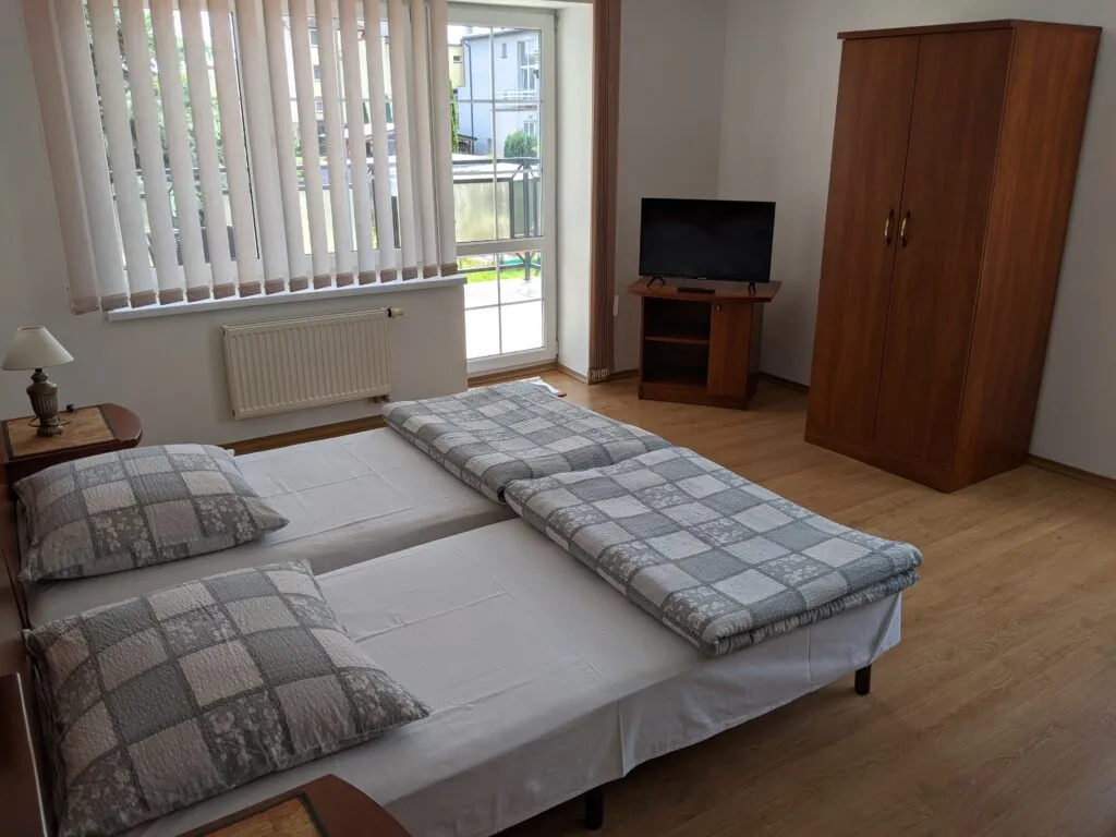 Pokój dwuosobowy z tarasem na pierwszym piętrze.