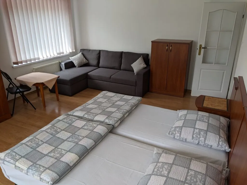 Pokój dwuosobowy z tarasem na pierwszym piętrze.