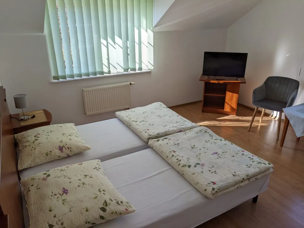 Pokój dwuosobowy na trzecim piętrze.