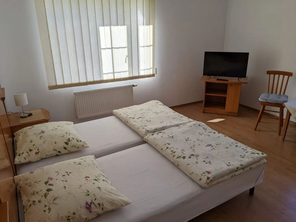 Pokój dwuosobowy na drugim piętrze.