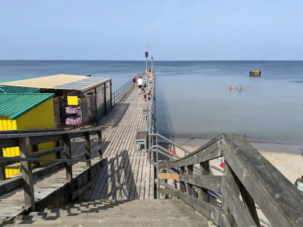 Zejście na molo spacerowe na plaży w Ustroniu Morskim.