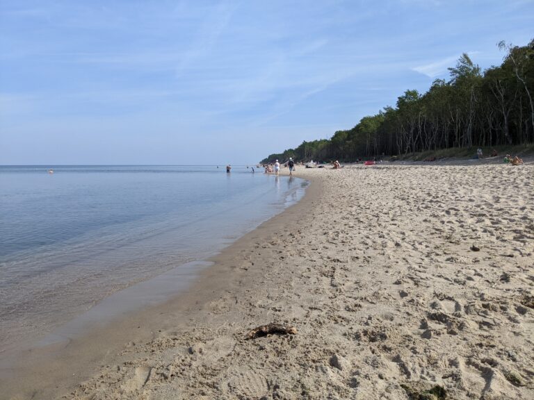 Linia brzegowa na plaży w Ustroniu Morskim.